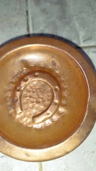 Cenicero de cobre con herradura