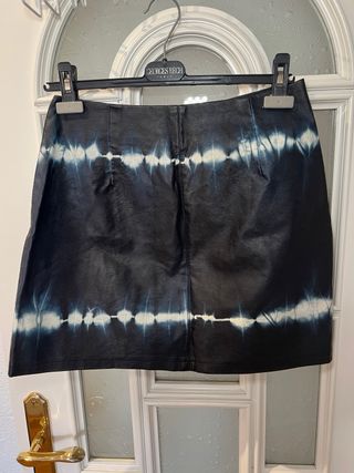 Falda vaquera tie-dye azul y blanca