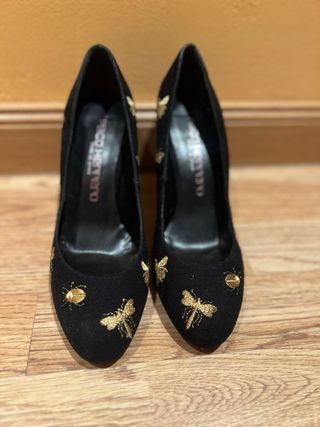 Zapatos de salón negros con bordado dorado