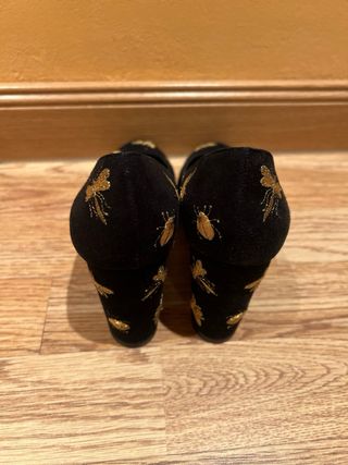 Zapatos de salón negros con bordado dorado