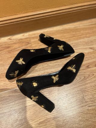 Zapatos de salón negros con bordado dorado