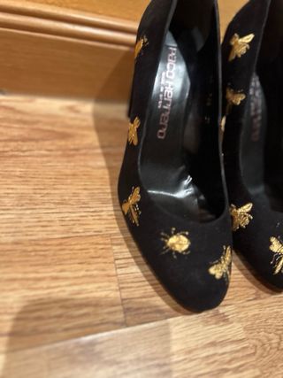 Zapatos de salón negros con bordado dorado