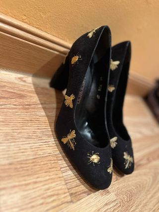 Zapatos de salón negros con bordado dorado