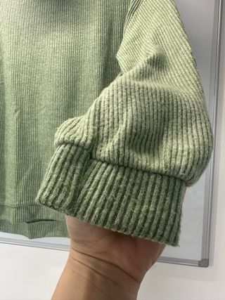 Jersey verde canalé cuello alto oversize