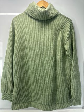 Jersey verde canalé cuello alto oversize