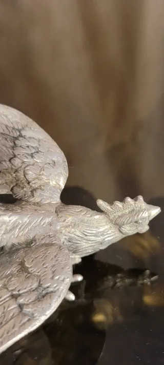 Figuras de gallos de metal plateado