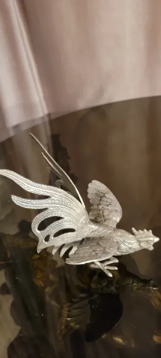 Figuras de gallos de metal plateado