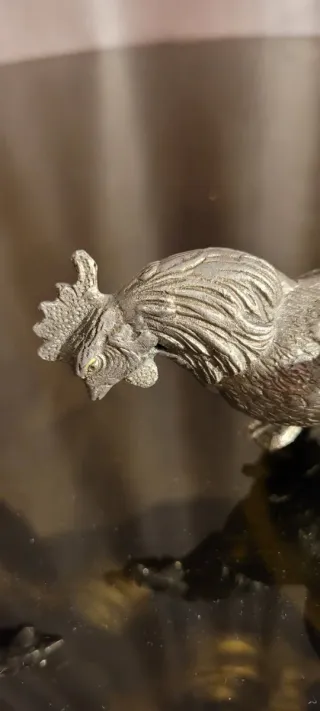 Figuras de gallos de metal plateado