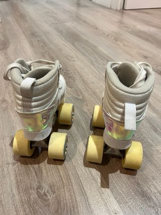 Patines de 4 ruedas blancos. Talla 26