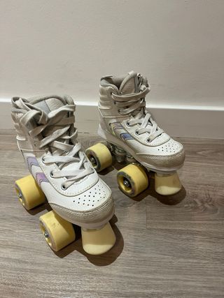 Patines de 4 ruedas blancos. Talla 26