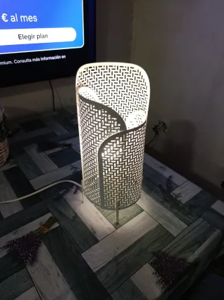 Lámpara de mesa Ikea metálica