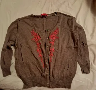 Jersey mujer marrón con bordado rojo