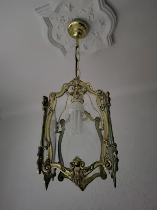 Lámpara colgante dorada con cristal