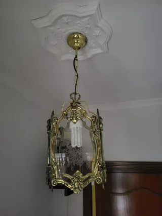 Lámpara colgante dorada con cristal