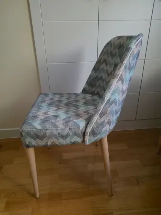 Juego 4 sillas de madera tapizadas tela geométrica