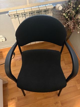 Silla de oficina negra sin ruedas