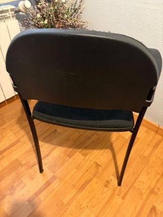 Silla de oficina negra sin ruedas