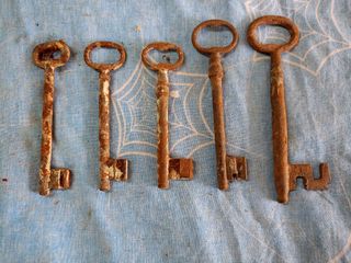 5 vecchie chiavi arrugginite