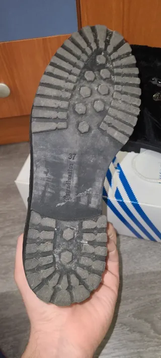 Botas negras de terciopelo con cordones