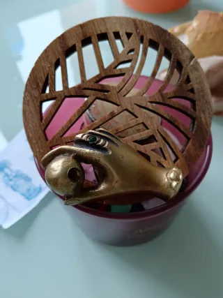 Mano de bronce con piedra