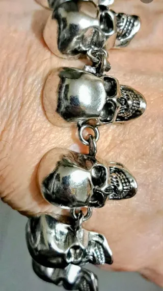 Bracciale con teschi