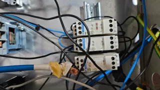 Cuadro eléctrico maniobra y control equipo solar