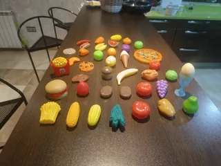 Cocina de juguete de madera con accesorios.