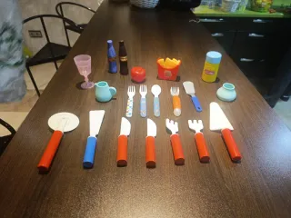 Cocina de juguete de madera con accesorios.