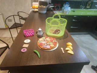 Cocina de juguete de madera con accesorios.