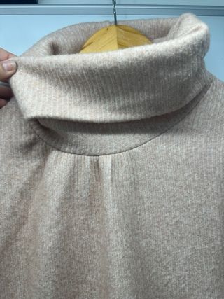 Jersey canalé cuello alto rosa talla M