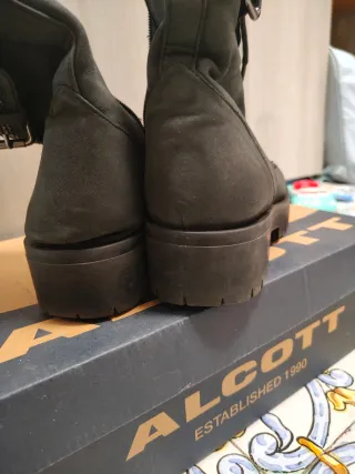 Stivaletti neri con strass e fibbia