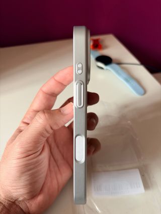 Funda iPhone 17. Color plata