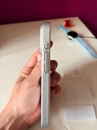 Funda iPhone 17. Color plata