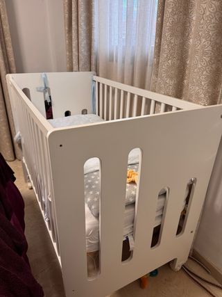 Cuna de bebé blanca buen estado