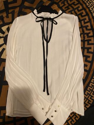 Camisa blanca con lazo negro