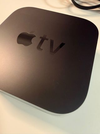 Apple TV HD con Siri Remote y cable