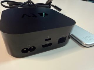 Apple TV HD con Siri Remote y cable