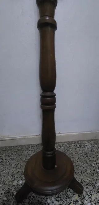 Perchero de pie de madera alto