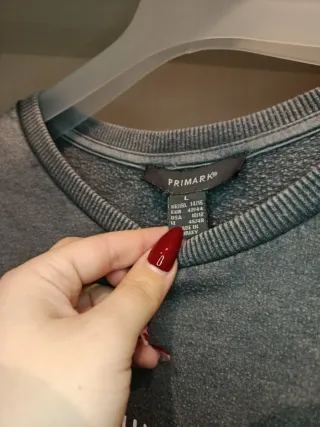 Sudadera corta gris con mensaje