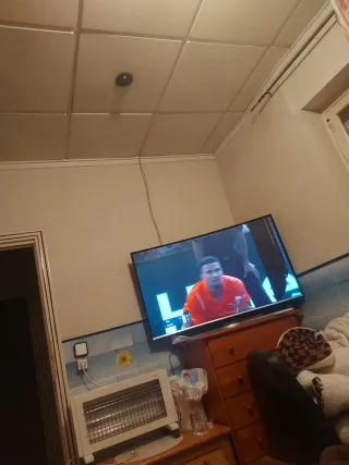 TV Samsung Negra con golpe