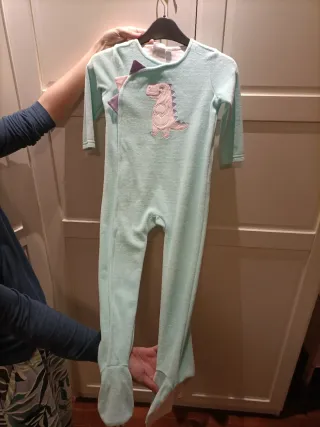 Sin estrenar. Pijama bebé dinosaurio 24 meses