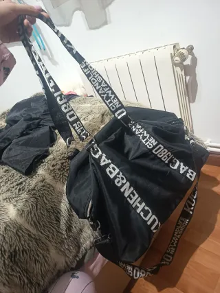 Bolso negro con logo