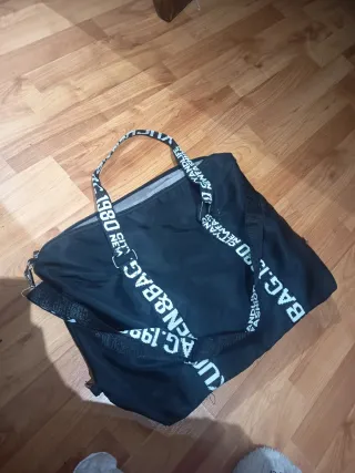 Bolso negro con logo