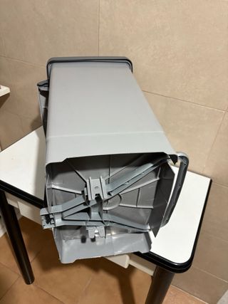 Cubo de basura gris con tapa blanca