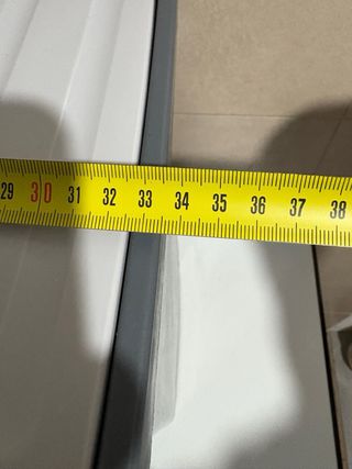 Cubo de basura gris con tapa blanca