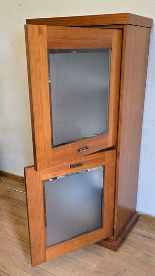 Mueble vitrina de madera y cristal