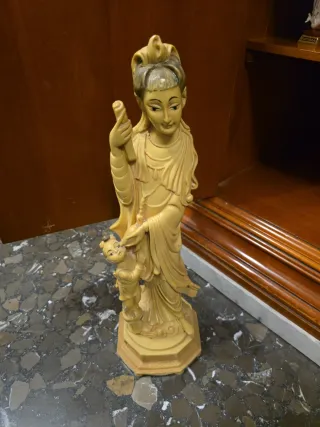 Figura china madre e hijo madera