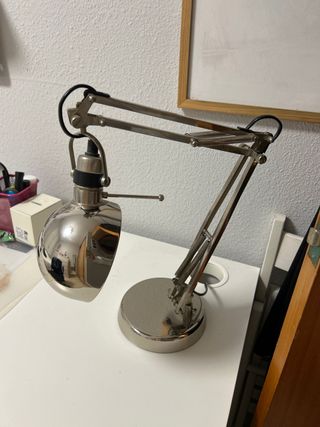 Lámpara de escritorio plateada