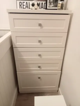 Dormitorio juvenil y cómoda.