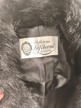 Abrigo de zorro negro y cuero negro de La Siberia